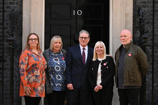 يلتقي كير ستارمر مع شارلوت هينيسي ، سو روبرتس ، مارغريت أسبينال ، وستيف كيلي ، يمثلون أفراد الأسرة والناجين وناشئين لضحايا مأساة هيلزبورو