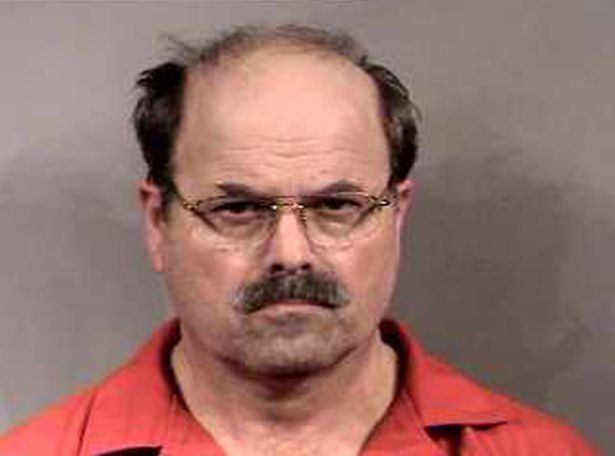 BTK Murder المشتبه به Dennis Rader يقف لسرقة القدح التي تم إصدارها في 27 فبراير 2005 في مقاطعة Sedgwick ، ​​كانساس.