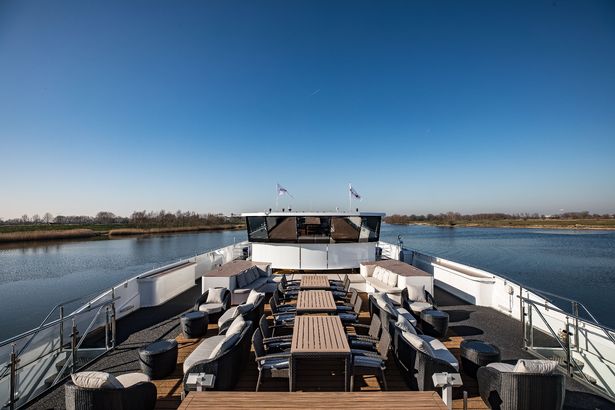 منظر للجداول والكراسي على سطح السفينة العلوي من سفينة الرحلات البحرية