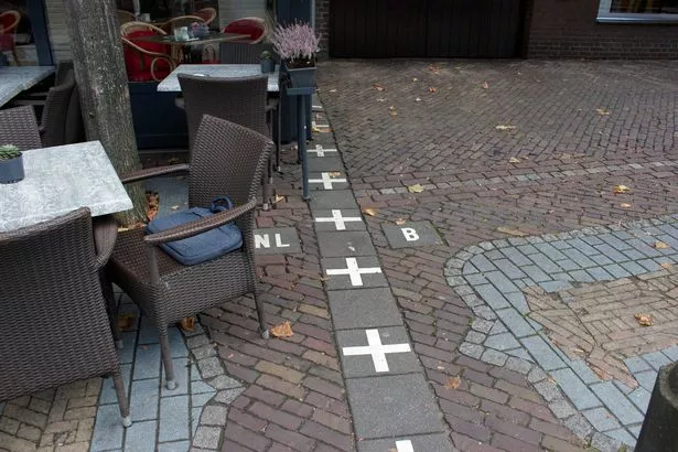 مدينة في وسطها هي الحدود