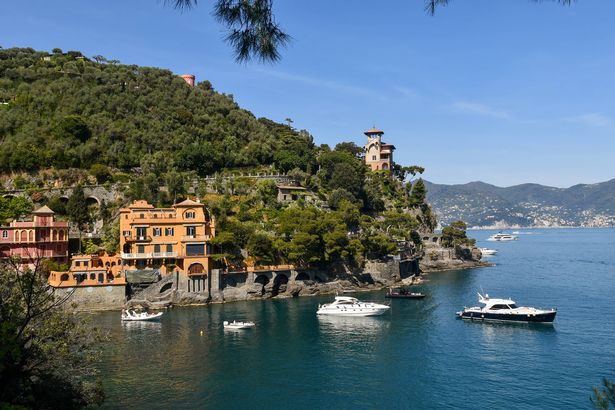 Portofino ، Genoa ، Liguria ، إيطاليا - 04/15/2022: Baia Cannone عبارة عن خليج صغير للاستحمام مع شاطئ من الحصى ، محاطًا بمنحدرات شديدة الانحدار مع فيلات ملونة ، على بعد مسافة قصيرة من "السوزيتا" من بورتوفينو.