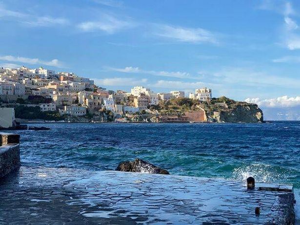 لقطة جميلة للمياه الزرقاء الساطعة بالقرب من قرية Ermoupoli الساحلية ، Cyclades ، اليونان