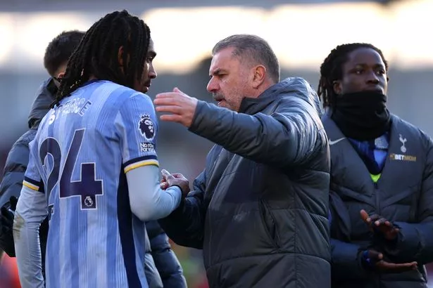 DJED Spence مع مدرب سبيرز السابق Ange Postecoglou