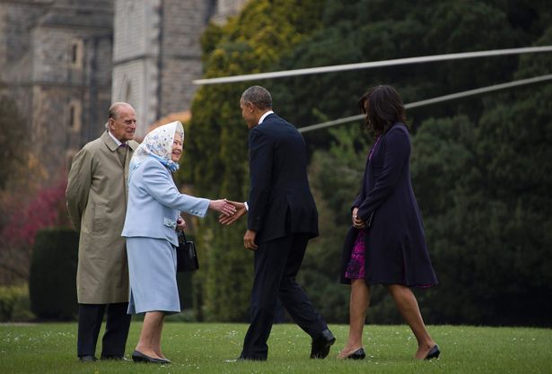 تحية الملكة والأمير فيليب أوباما بعد وصولهما بواسطة مروحية في قلعة وندسور في عام 2016