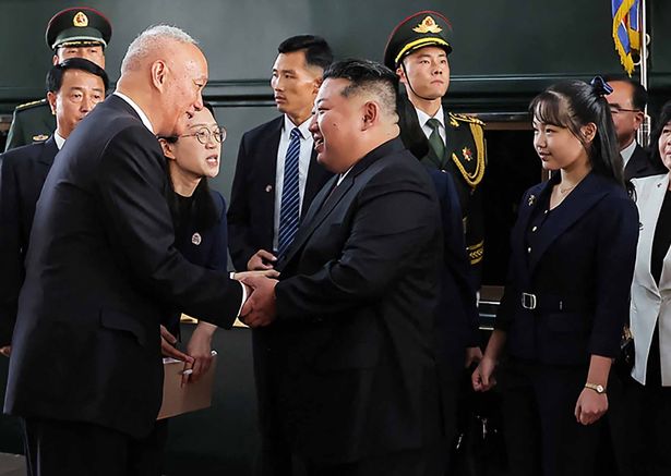 المراهق يقف خلف والدها