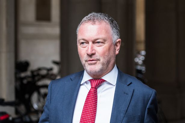 تولى وزير البيئة ستيف ريد الهدف من نايجل فاراج قبل مؤتمر الإصلاح