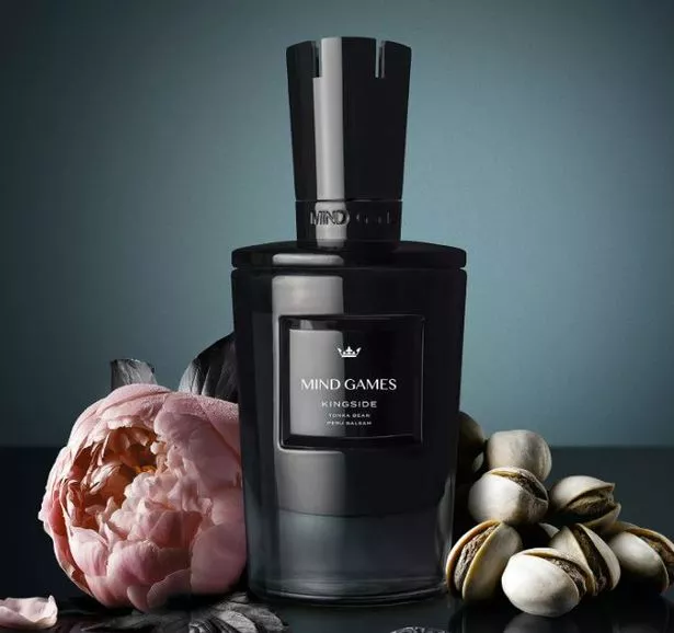 عطر مع الزهور والفستق