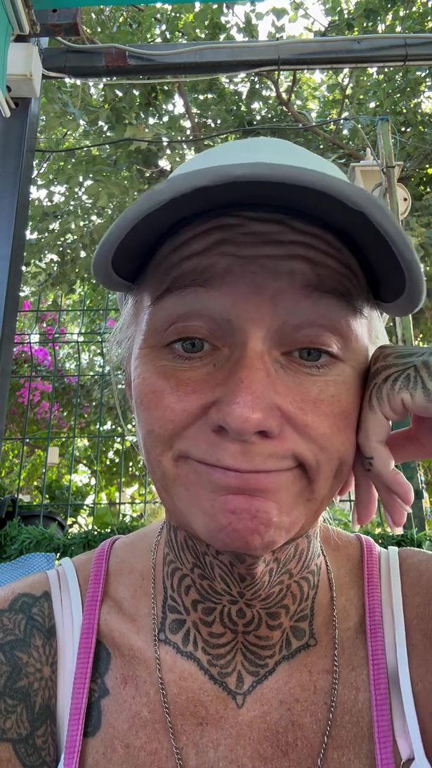 تُظهر لقطة شاشة Cerys تصوير نفسها في منطقة خارجية لأنها تخبر أتباعها بأنها 