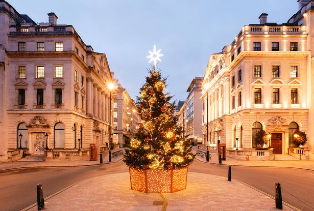 المملكة المتحدة ، لندن ، بول مول ، سانت جيمس ميدان مع شجرة عيد الميلاد عند الغسق