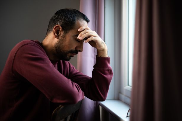 الشخص المعني برأسه في أيديهم