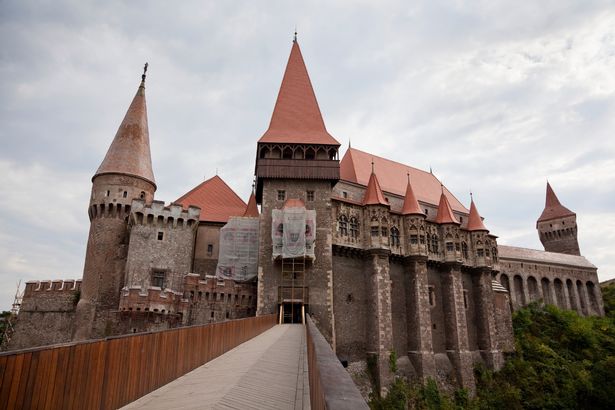 صورة خارج قلعة كورفين في رومانيا