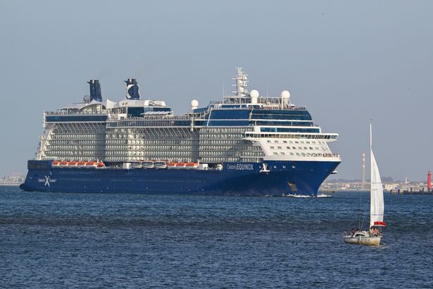 Celebrity Equinox ، وهي سفينة سياحية من فئة Solstice من فئة Solstice 121،878 GT المملوكة لشركة Royal Caribbean Cruises Ltd. وتديرها Celebrity Cruises ، يشرع نهر تاجوس بعد مغادرته محطة Lisbon Cruise في 31 أغسطس 2024 ، في لشبونة ، البرتغال ، البرتغال