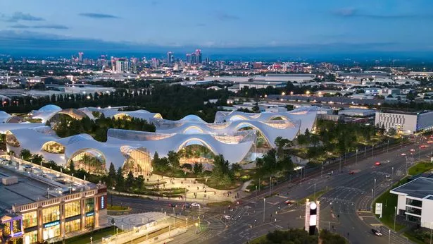 تصميم جديد لـ Therme Manchester ، الحديقة المائية الواسعة بقيمة 250 مليون جنيه إسترليني ورفاهية ، والتي ستذهب قبل مجلس ترافورد. من المقرر افتتاحه في عام 2025 في ترافورد بارك.