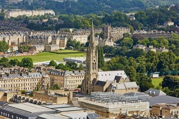 مناظر المدينة المرتفعة في وسط المدينة الجورجية في باث مع مستدقة من 