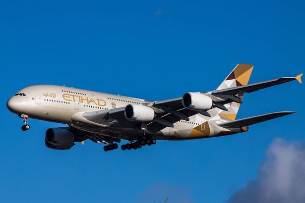 الاتحاد الطيران الخطوط الجوية Airbus A380 مع التسجيل A6-APG الهبوط في مطار لندن هيثرو الدولي في إنجلترا خلال يوم جميل. يقع الاتحاد أو EY في مطار أبو ظبي الدولي في الإمارات العربية المتحدة وهو حامل علم الإمارات العربية المتحدة. تربط شركة الطيران اليومية مطار أبو ظبي AUH / OMAA إلى لندن هيثرو LHR / EGLL. Airbus A380-800 Double Decker Airplane هي حاليًا أكبر طائرة في العالم. (تصوير نيكولاس إيكونو/نورفوتو عبر غيتي إيمايز)