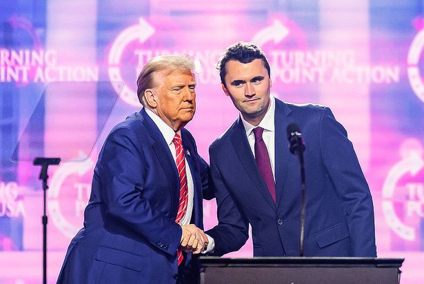 Charlie Kirk (R) يتحدث على خشبة المسرح مع الرئيس دونالد ترامب