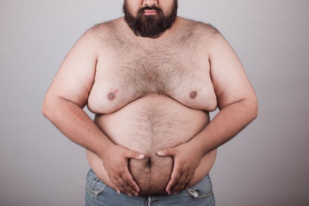 رجل مع بطن كبير