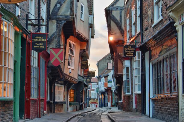 منظر للمباني الملونة التاريخية في شارع Shambles في York عند غروب الشمس