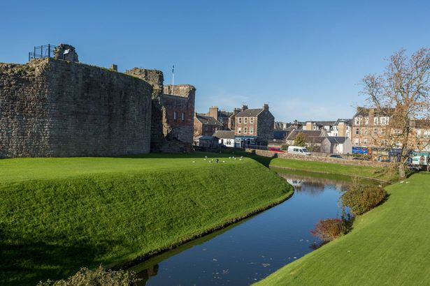 حديقة قلعة Rothesay في ميناء Rothesay