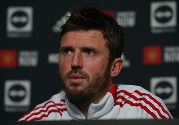 يتحدث المدير المؤقت مايكل كاريك من مانشستر يونايتد خلال مؤتمر صحفي في أرض تدريب كارينجتون في 01 ديسمبر 2021 في مانشستر ، إنجلترا.