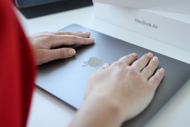 مينسك ، بيلاروسيا ، 11 أكتوبر ، 2021: ترتكب امرأة على الغلاف العلوي من Apple MacBook Air. تطبيقات متجر التطبيقات في iTunes