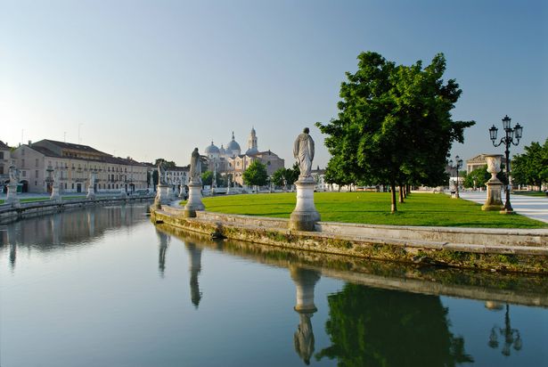 منظر في الصباح الباكر ل Prato Della Valle ، أكبر ميدان في أوروبا.