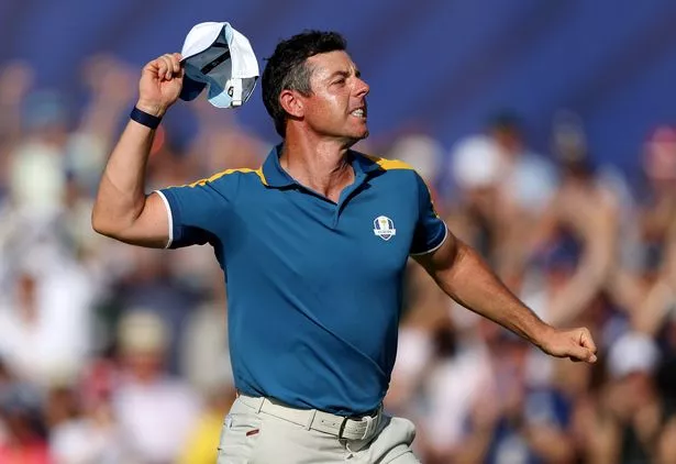يحتفل Rory McIlroy من Team Europe بفوزه في The 17th Green خلال مباريات Singles Singles في كأس Ryder 2023 في Marco Simone Golf Club في 01 أكتوبر 2023 في روما ، إيطاليا