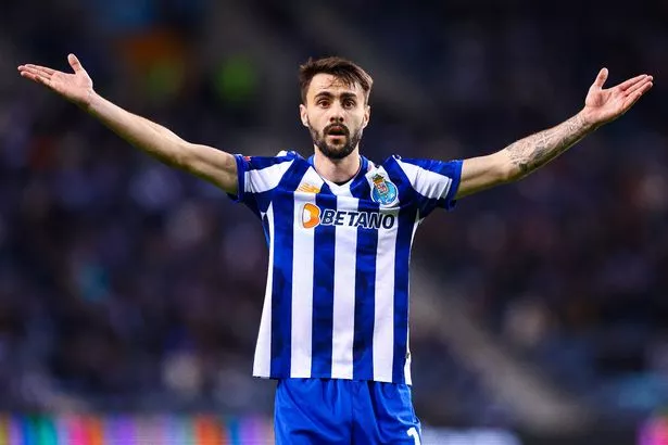 Porto ، البرتغال - 16 ديسمبر: Fabio Vieira من FC Porto Gestures خلال مباراة Liga Betclic بين FC Porto و CF Estrela Da Amadora في Estadio Do Dragao في 16 ديسمبر 2024 في بورتو ، البرتغال. (تصوير Diogo Cardoso/Getty Images)