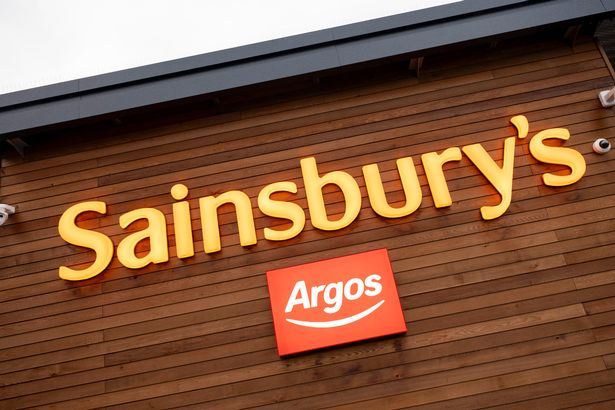 يجب على المتسوقين في Sainsbury التحقق من أي houmous التي اشتروها من المتجر مؤخرًا في حال قد يكون ذلك بمثابة خطر صحي