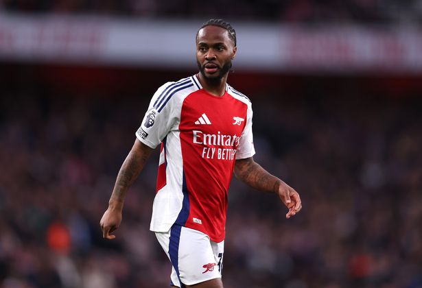يتفاعل Raheem Sterling من Arsenal خلال مباراة الدوري الممتاز بين Arsenal FC و Crystal Palace FC في استاد الإمارات في 23 أبريل 2025 في لندن ، إنجلترا. 