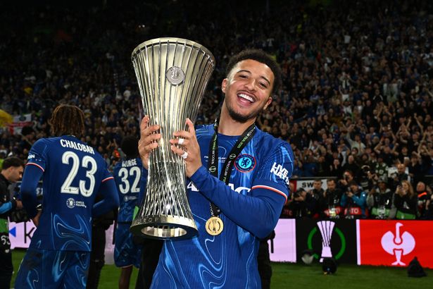 يطرح Jadon Sancho من تشيلسي صورة مع كأس دوري المؤتمرات UEFA بعد فوز فريقه في نهائي دوري المؤتمرات UEFA بين عامي 2025 بين ريال بيتيس بالومبي وتشيلسي إف سي في ستاديون وروكلو في 28 مايو 2025 في وروكلو ، بولندا.