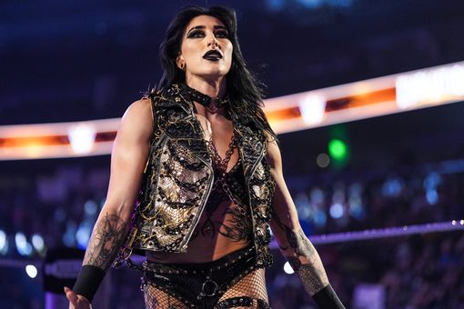 أتلانتا ، جورجيا - 13 يوليو: دخول Rhea Ripley الحلبة خلال WWE Evolution في State Farm Arena في 13 يوليو 2025 في أتلانتا ، جورجيا. (تصوير جورجيانا دالاس/WWE عبر Getty Images)