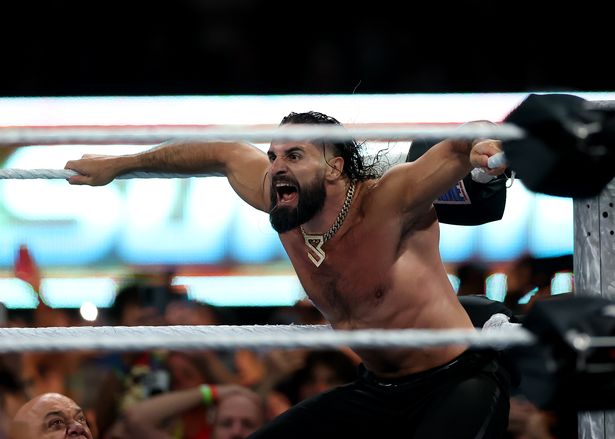 يستعد Seth Rollins للمعركة في بطولة WWE World للوزن الثقيل بعد صرف أمواله في عقد البنك لتولي CM Punk خلال WWE 2025 SummerSlam في ملعب MetLife في 02 أغسطس 2025 في شرق روثرفورد ، نيو جيرسي. 