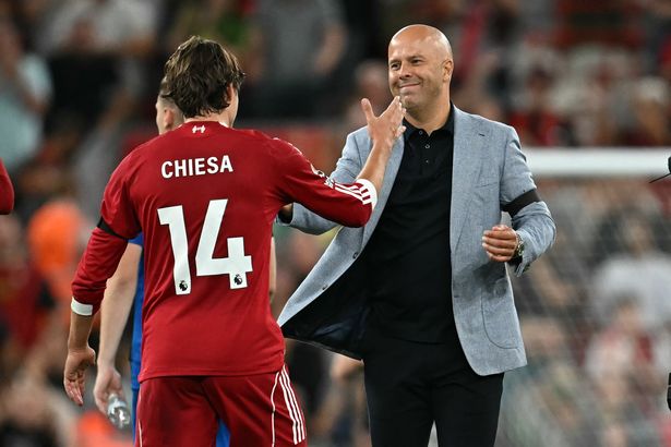 Arne Slot تهنئ Federico Chiesa