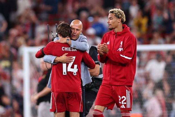 ليفربول ، إنجلترا - 15 أغسطس: مدير الفتحات في آرني / مدرب ليفربول ، فيديريكو تشيسا من ليفربول في بدوم كامل خلال مباراة الدوري الممتاز بين ليفربول وبورنموث في أنفيلد في 15 أغسطس 2025 في ليفربول ، إنجلترا. (تصوير روبي جاي بارات - AMA/Getty Images)