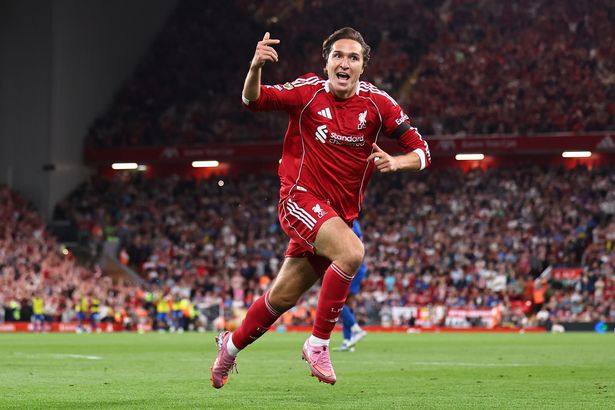 فيديريكو تشيسا يحتفل بالتسجيل في ليفربول ضد بورنموث