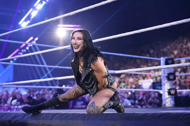   تقوم Rhea Ripley بوضع مدخلها خلال ليلة الاثنين Raw في BP Pulse Live في 25 أغسطس 2025 في برمنغهام ، إنجلترا.  