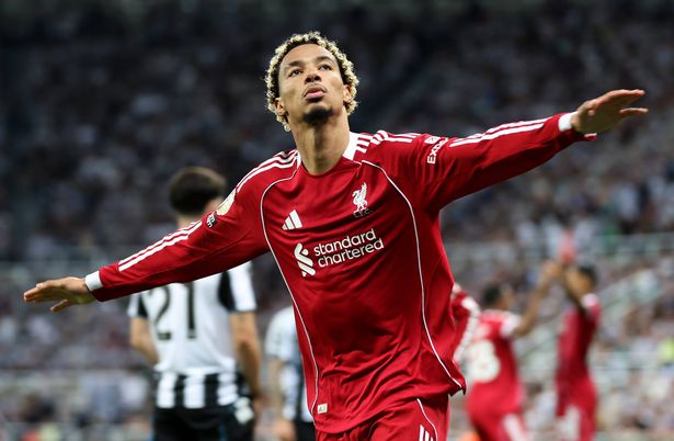   يحتفل Hugo Ekitike من ليفربول بتسجيل هدف فريقه الثاني 