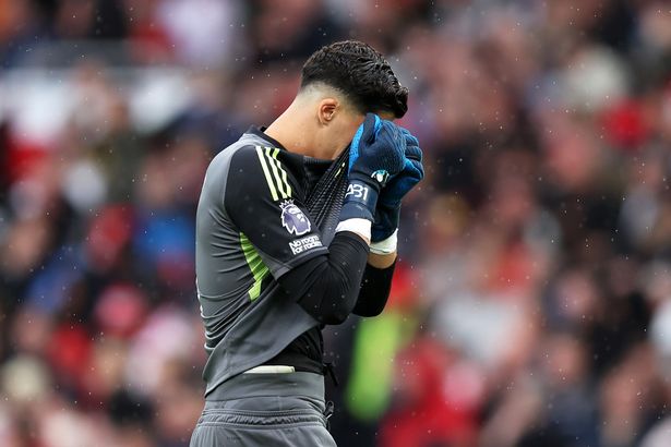 مانشستر ، إنجلترا - 30 أغسطس: يتفاعل Altay Bayindir من Manchester United خلال مباراة الدوري الممتاز بين مانشستر يونايتد وبورنلي في أولد ترافورد في 30 أغسطس 2025 في مانشستر ، إنجلترا. (تصوير مات ماكنولتي/غيتي إيموكيز)
