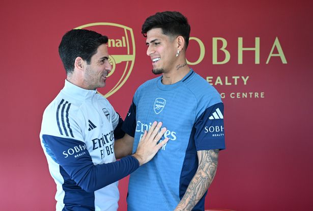 مدير Arsenal Mikel Arteta مع توقيع جديد Piero Hincapie