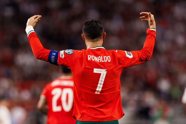 بودابست ، المجر - 9 سبتمبر: يحتفل كريستيانو رونالدو من البرتغال بأهدافه خلال مباراة تصفيات كأس العالم 2026 بين المجر والبرتغال في بوسكاس أرينا في 9 سبتمبر 2025 في بودابست ، المجر. (تصوير Maciej Rogowski/Euroasia Sport Images/Getty Images)