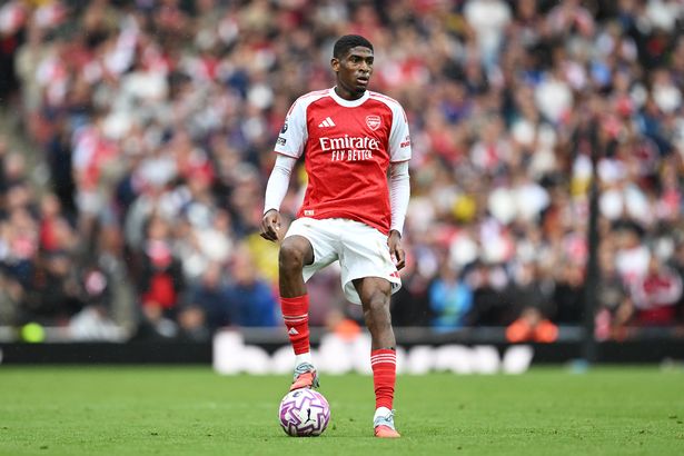 موسكيرا من Crishian على الكرة خلال لعبة أرسنال