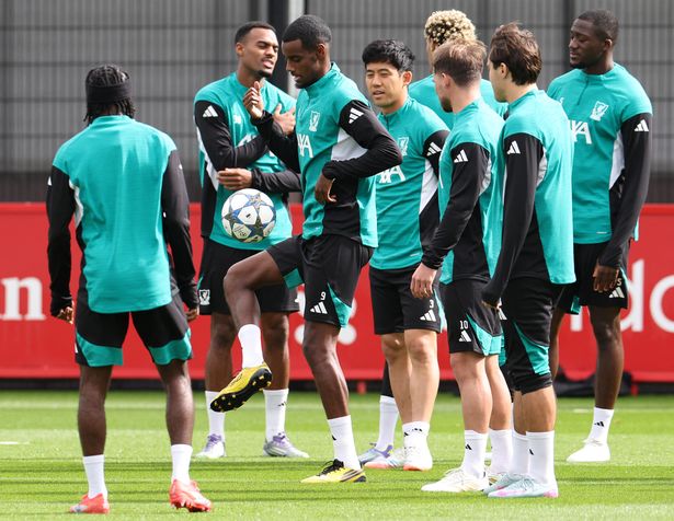 يحضر ألكساندر إيساك (3L) جلسة تدريبية في أرض التدريب للفريق في كيركبي ، شمال ليفربول في شمال غرب إنجلترا ، في 16 سبتمبر 2025 ، عشية مباراة كرة القدم في دوري أبطال أوروبا ضد أتلتليتيكو مدريد.