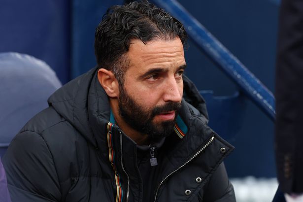 روبن أموريم مدير مانشستر يونايتد خلال مباراة الدوري الإنجليزي الممتاز بين مانشستر سيتي ومانشستر يونايتد في ملعب الاتحاد في 14 سبتمبر 2025 في مانشستر ، إنجلترا