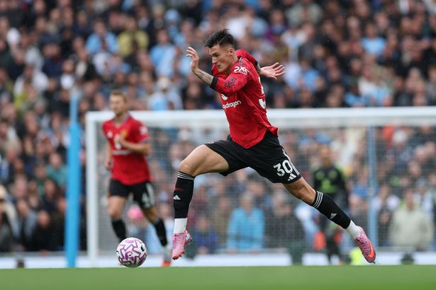 بنيامين سيسكو يلعب مع مانشستر يونايتد في ديربي