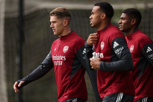 Viktor Gyokeres و Gabriel و Crishian Mosquera من Arsenal خلال جلسة تدريبية قبل دوري دوري أبطال أوروبا 2025/26 في مركز Sobha Realty Training Center في 15 سبتمبر 2025 في لندن كولني ، إنجلترا.  