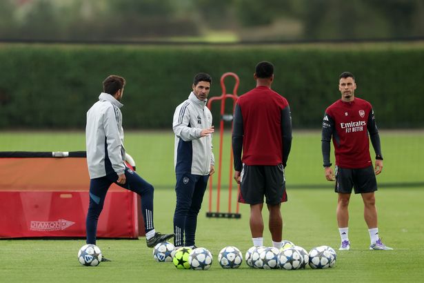 ميكل آرتيتا ، مدير أرسنال خلال جلسة تدريبية قبل دوري دوري أبطال أوروبا 2025/26 في مركز سوبها ريالتي للتدريب في 15 سبتمبر 2025 في لندن كولني ، إنجلترا.  