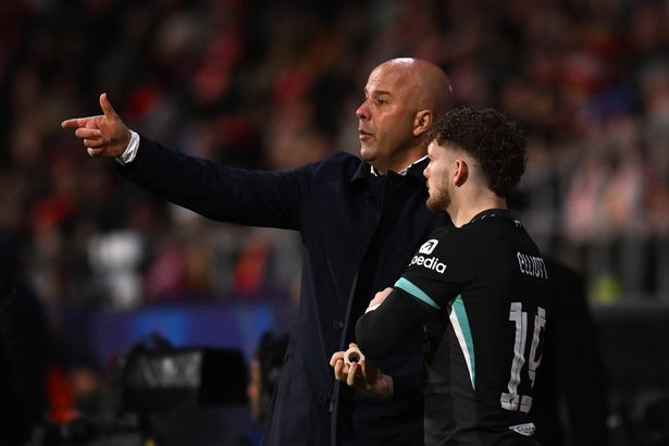 يتفاعل Arne Slot ، مدير ليفربول ، مع هارفي إليوت من ليفربول وهو يستعد لدخول الملعب خلال مباراة الدوري في دوري أبطال أوروبا 2024/25 في المرحلة MD6 بين جيرونا FC و Liverpool FC في ملعب Montilivi في 10 ديسمبر 2024 في Girona ، Spain. 