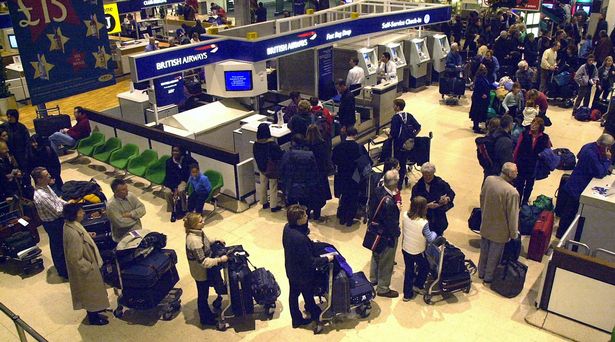 ركاب يصطفون في مكاتب تسجيل الوصول في محطة مطار هيثرو 1 ،