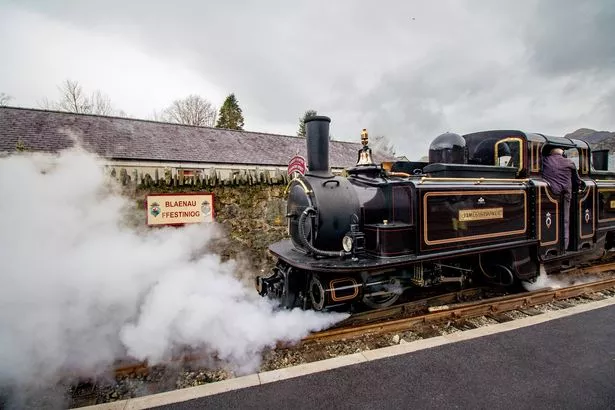 قبل أن أعرف ذلك ، كنا نسحب إلى Blaenau Ffestiniog